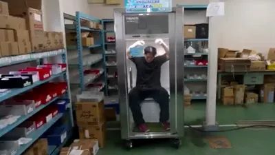 VIDEO Frigiderul pentru oameni. Cum funcționează echipamentul ingenios care îi răcorește rapid pe oameni