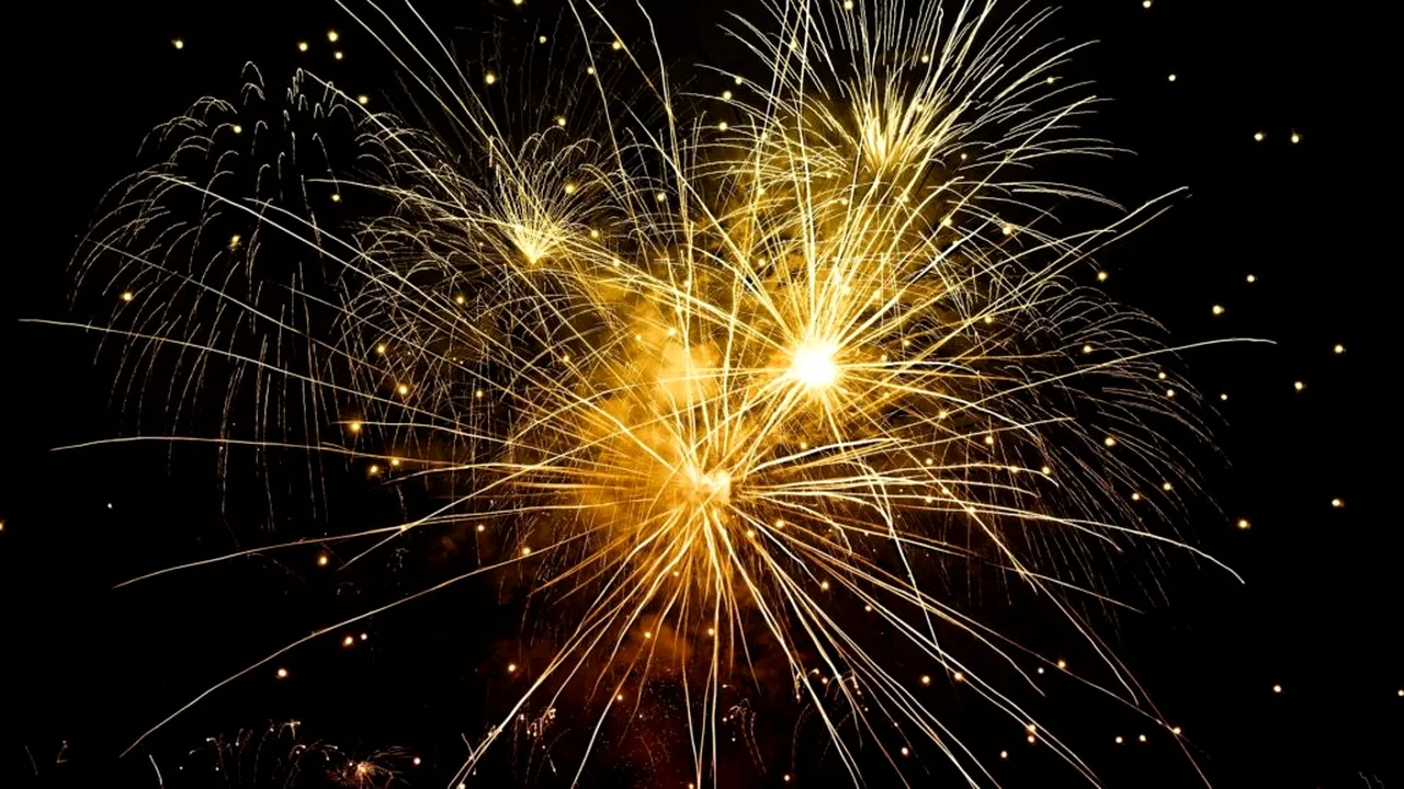 Cele mai trăznite superstiții de Revelion, adunate din toată lumea / De ce se ard păpuși din hârtie cu chipuri de politicieni la miezul nopții