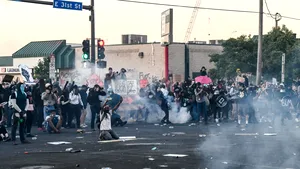 Substanţele chimice utilizate de poliţie împotriva protestatarilor pot răspândi COVID-19

