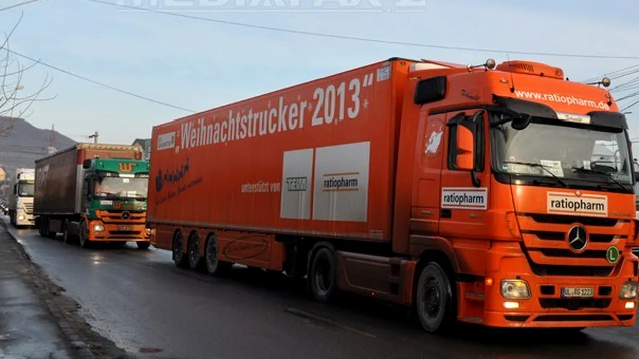CAMIONUL DE CRĂCIUN: 17.000 de copii din Bistriţa primesc cadouri aduse din Germania, prin intermediul unor fundaţii - FOTO