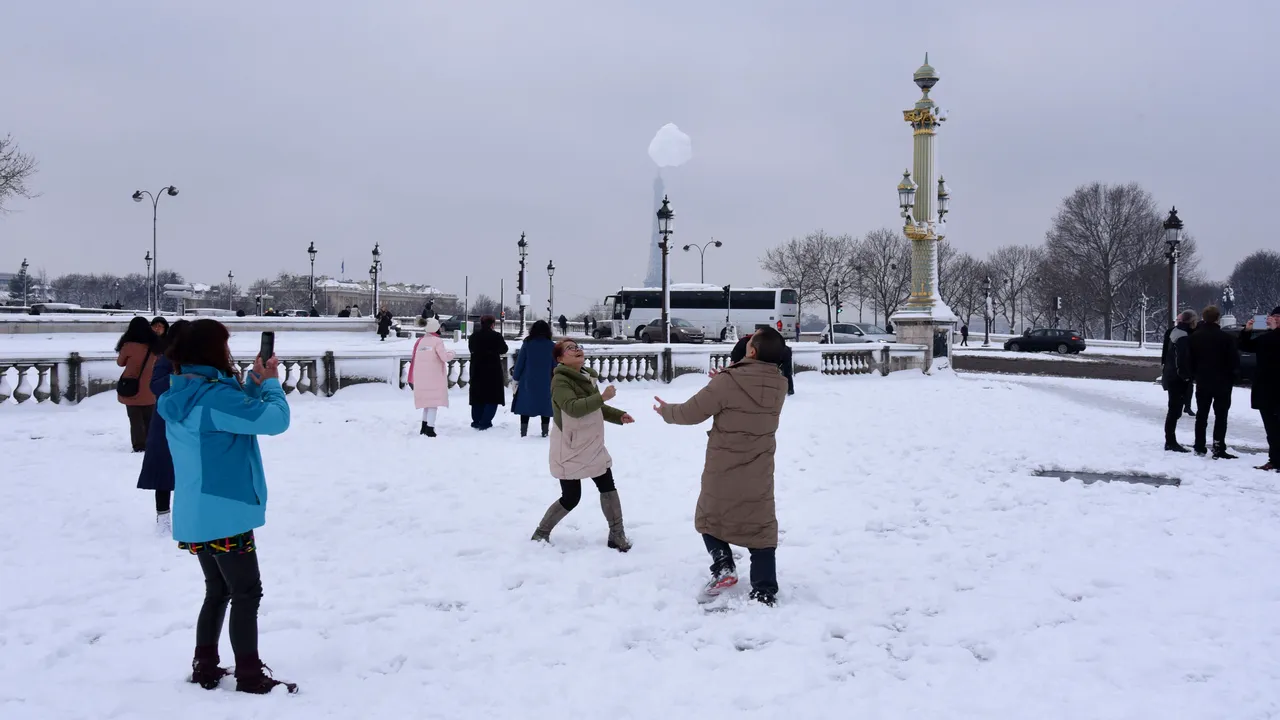 GALERIE FOTO | Haos în Paris. Ninsoarea masivă din ultimele zile a dus la închiderea temporară a Turnului Eiffel şi a creat blocaje în trafic