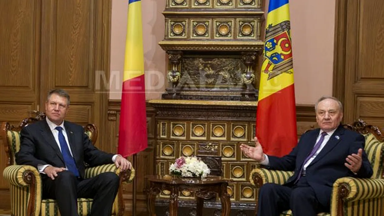 REPORTAJ: Preşedintele Klaus Iohannis, primit la Chişinău cu scandări de unire - VIDEO