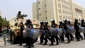 Mobilizare masivă de forţe în apropiere de ambasada Israelului la Cairo - VIDEO