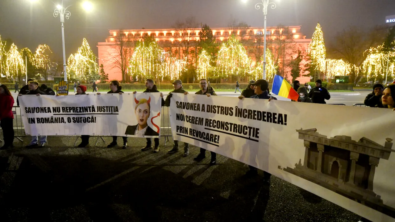 A treia zi de proteste pentru justiție în București și marile orașe. Manifestanți în Piața Victoriei