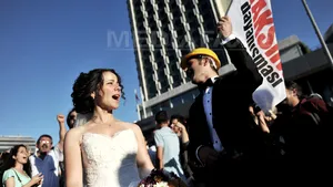 PROTESTELE din TURCIA: Un cuplu s-a căsătorit în piaţa Taksim din Istanbul, în mijlocul manifestanţilor