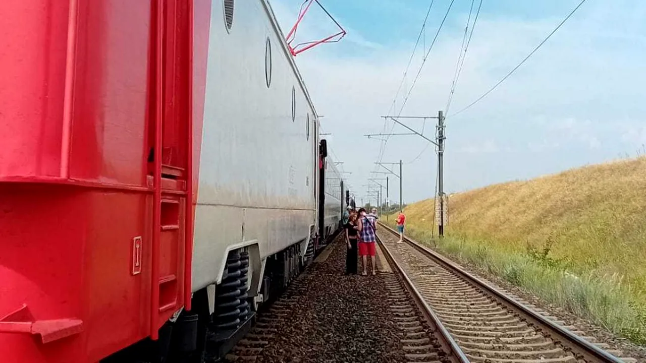 Trafic feroviar blocat. Trei vagoane sunt deraiate, iar două sunt răsturnate