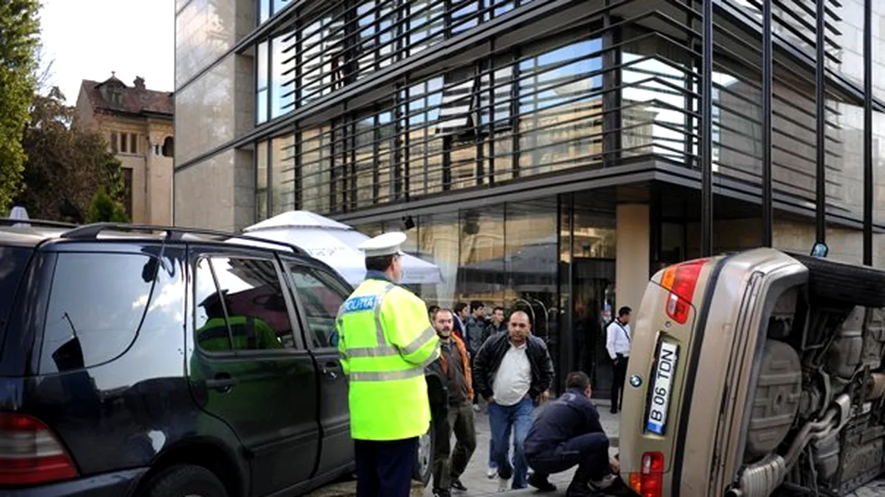 Accident în care a fost implicată o maşină SPP în Capitală: O femeie, rănită grav după ce a fost lovită pe trotuar - FOTO