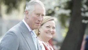 Prinţul Charles a încălcat protocolul regal şi a îmbrăţişat un copil român 