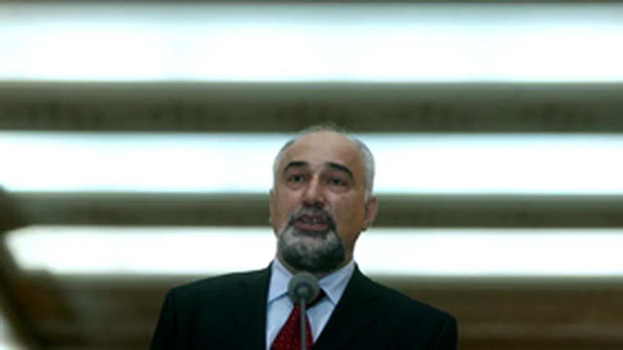 Vosganian: Banii pentru avioanele destinate Preşedinţiei, redirecţionaţi către CFR