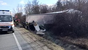 UPDATE: Accident cumplit între un camion și un microbuz de marfă pe DN 6, în Caraș-Severin: trei morți, între care 2 copii