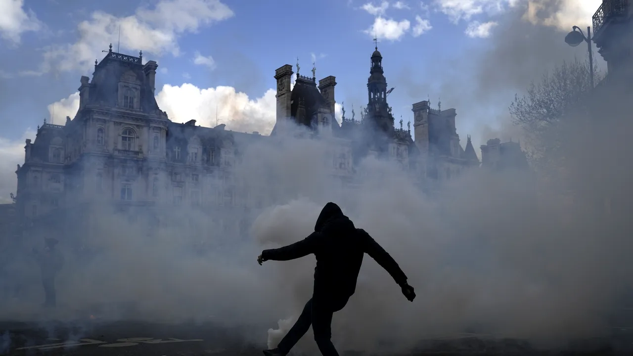 Proteste în centrul Parisului după decizia Consiliului Constituţional privind reforma pensiilor