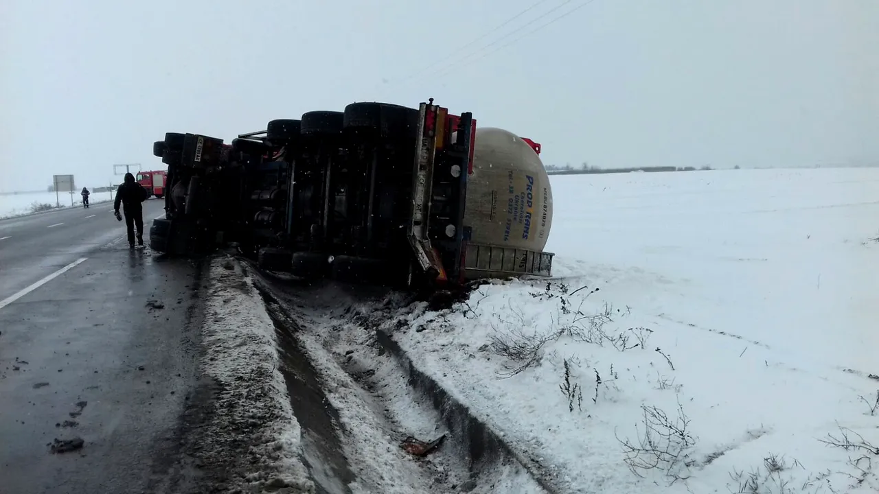 O cisternă încărcată cu 23 de tone de butanol şi octanol s-a răsturnat într-un sens giratoiu din Neamţ \ FOTO
