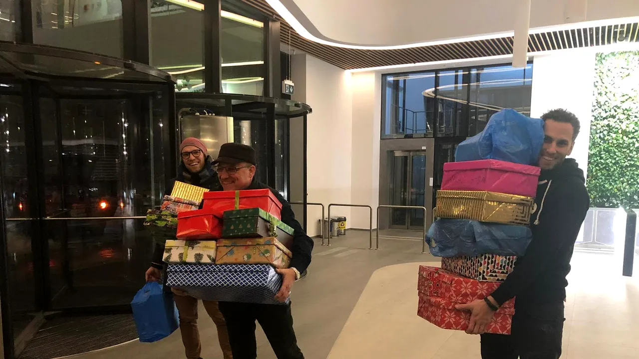 Ce este fenomenul Shoebox din preajma Crăciunului şi cum reuşesc voluntarii să strângă mii de CUTII de pantofi pentru a le oferi în dar - FOTO