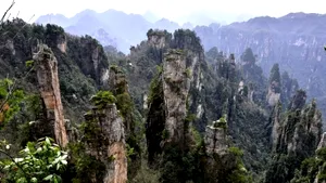 China. Zeci de tone de gunoi scoase din parcul național Zhangjiajie, care a inspirat filmul „Avatar”