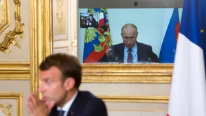 Emmanuel Macron îi cere lui Vladimir Putin clarificări despre 