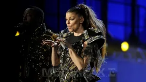 Fergie, solista grupului Black Eyed Peas, desemnată femeia anului de revista Billboard