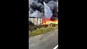 Pompierii încă se luptă cu incendiul din Vâlcea, la aproape 20 de ore de la izbucnire