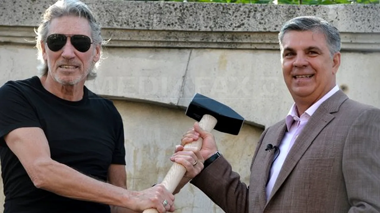 Valeriu Zgonea s-a întâlnit cu Roger Waters. Cei doi au lovit simbolic, cu un ciocan, zidul Parlamentului:  