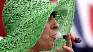 Fumezi trabuc? Te expui la aceleaşi riscuri ca şi cum ai fuma un pachet de ţigări odată