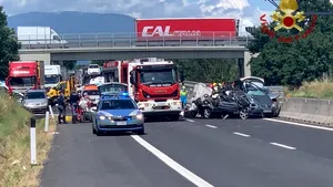 Accident grav în Italia. O maşină în care se aflau opt români s-a izbit puternic de un TIR/ 4 persoane au decedat