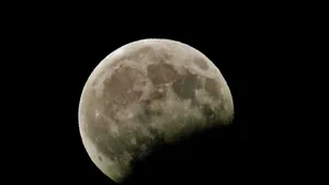 China a făcut publice primele imagini panoramice de pe partea nevăzută a Lunii | FOTO