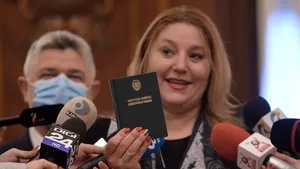 Anchetă la Senat dacă Diana Şoşoacă, nou intrată în Parlament, este exceptată de la purtarea măştii 