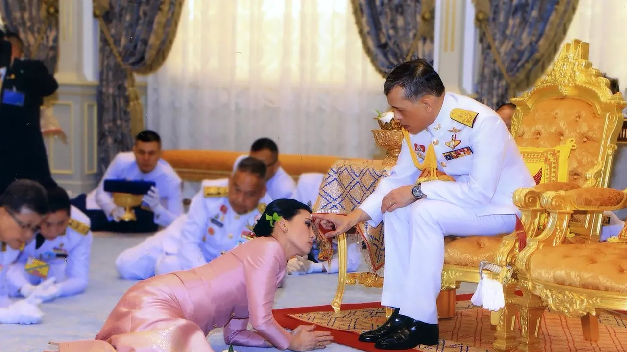 Totul despre carantina de lux a regelui Thailandei, monarhul-playboy care s-a izolat cu 20 de femei