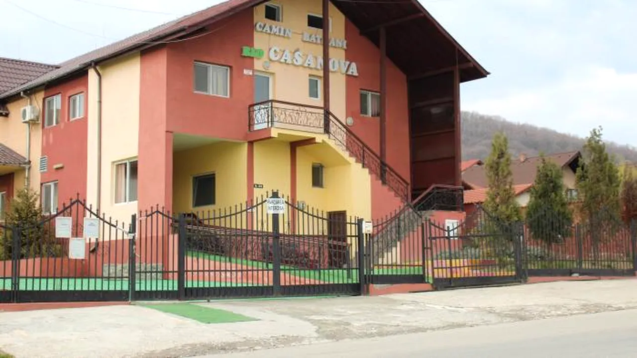 Prefectul de Vâlcea a dispus închiderea unui cămin de bătrâni. Scandal la porţile azilului