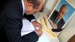 Băsescu s-a recules lângă sicriul lui Ion Diaconescu. Ce a scris preşedintele în cartea de condoleanţe - FOTO