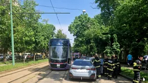 Timișoara: Băiat de 10 ani, rănit după ce maşina în care se afla a fost lovită de un tramvai