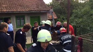 FOTO | O femeie a murit după ce a căzut într-o fântână adâncă de 22 m, din Zălan, Covasna 