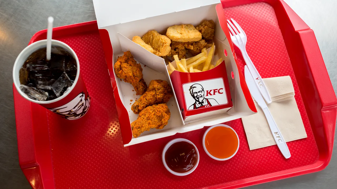 Cum a reuşit un student să mănânce pe gratis la KFC, timp de un an/ „Expertul în pui prăjit” a câştigat admiraţia întregului internet