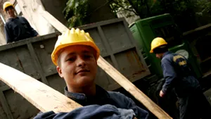 Salariul minim brut lunar în construcţii va creşte în 2008 cu 27%, la 570 de lei