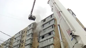 Incendiu într-un bloc din Capitală: O femeie a fost intoxicată cu fum