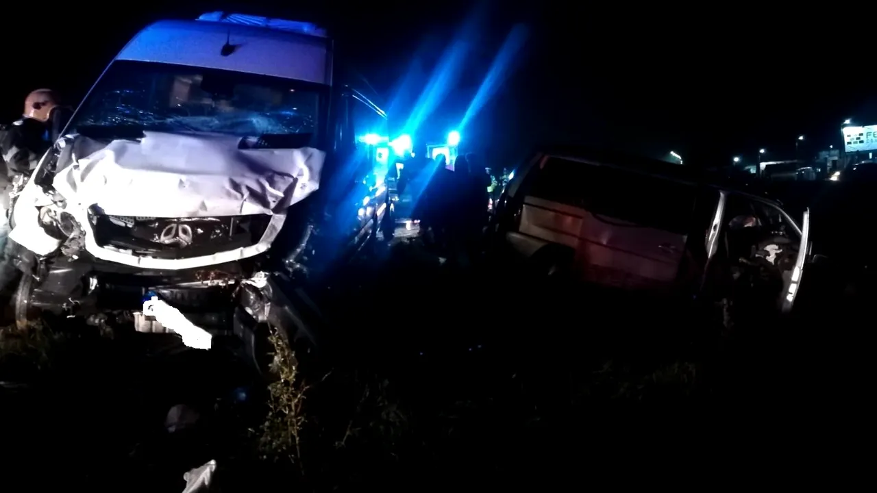 Autorităţile din Iaşi, în ALERTĂ după ce două microbuze cu 27 de călători s-au ciocnit/ Opt persoane, transportate la spital