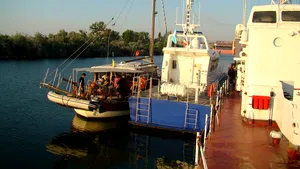 Velier cu 33 de migranţi sirieni şi două călăuze turce, interceptat în zona staţiunii Cap Aurora - VIDEO