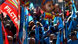 GREVĂ GENERALĂ în Italia: Manifestaţii în 54 de oraşe, contra politicilor lui Renzi. Zeci de mii de italieni au protestat