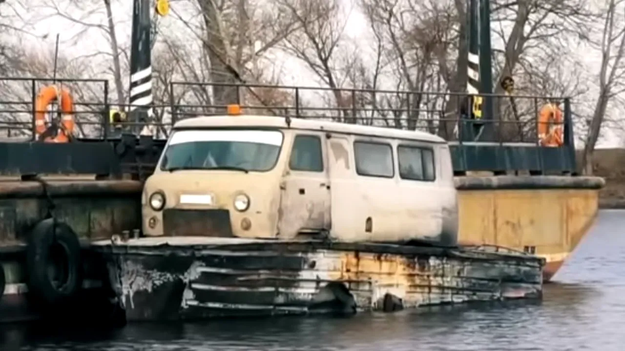 SINGURUL mijloc de transport pe apă dintr-un sat izolat din Rusia este un vehicul improvizat dintr-o dubă sovietică. „Fără băieţii ăştia am fi pierduţi” | VIDEO