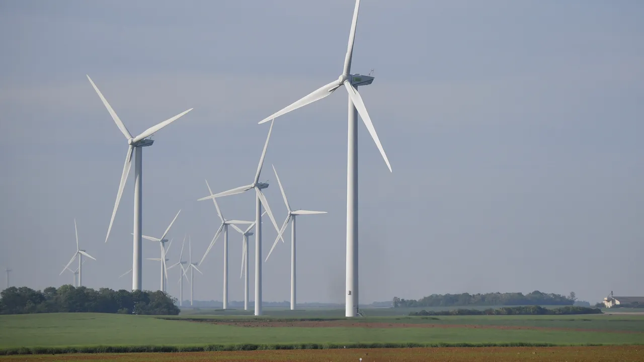 După un îngheţ de un deceniu în eoliene, primul parc nou este conectat la reţea