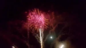 VIDEO Aproximativ 10.000 de persoane au petrecut Revelionul în Piaţa Primăriei din Piteşti, iar la Arad câteva mii au serbat trecerea dintre ani în centrul oraşului 