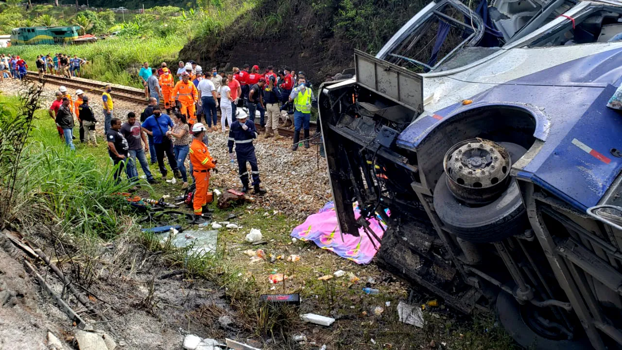 Accident cumplit, cu cel puţin 16 morţi, în Brazilia. Un autobuz cu pasageri s-a prăbuşit de pe un viaduct de 20 metri înălţime