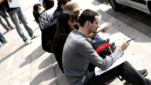 Trei din zece angajaţi români nu ar lucra niciodată pentru politicieni. În ce condiţii ar accepta o ofertă de angajare de la un partid