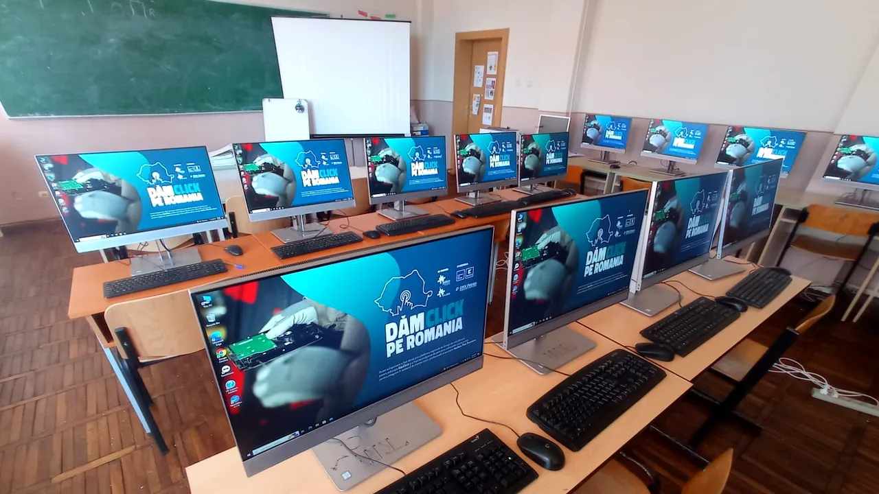 Şcolile care au nevoie de calculatoare se pot înscrie până pe 2 octombrie în al doilea apel al programului Dăm Click pe România 2023


