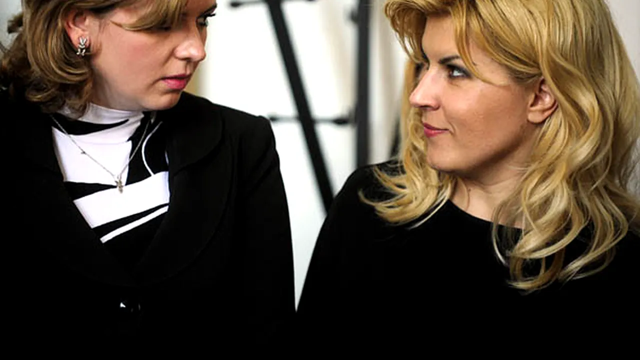 Roberta Anastase şi Elena Udrea, asaltate cu flori şi mărţişoare