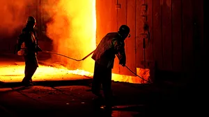 PROTEST spontan la ArcelorMittal Galaţi: Sute de salariaţi s-au strâns în faţa birourilor 