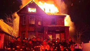 S-au jucat cu focul. Mai mulţi pompieri riscă să-şi piardă slujbele după ce s-au fotografiat în faţa unei case cuprinse de flăcări