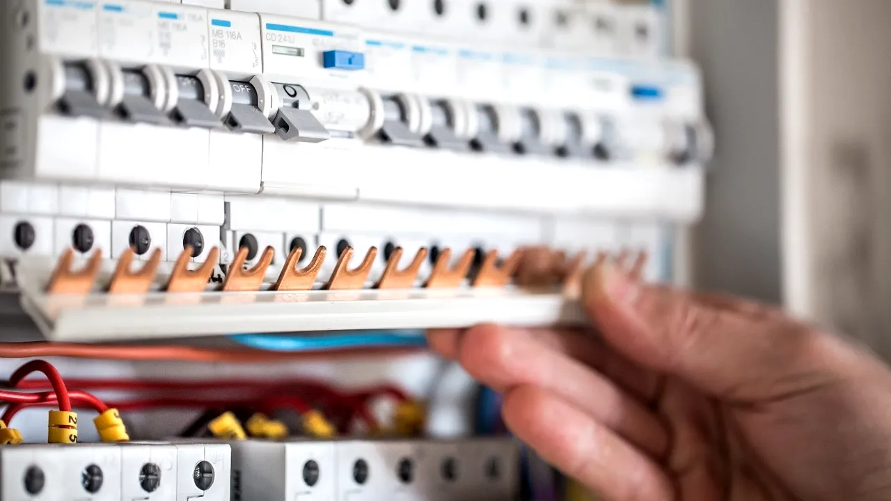 Schimbări majore în piaţa energiei electrice. Cele mai ieftine oferte ale furnizorilor din Bucureşti, Cluj sau Iaşi