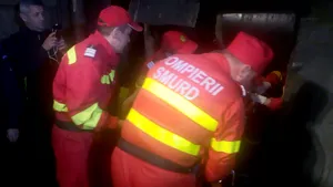 MINERII prinşi în mina Lupeni | Doi au fost scoşi din subteran, după 12 ore, conştienţi. Unul dintre ei, transportat la Spitalul Floreasca. Starea lui este extrem de gravă / Al treilea miner a murit | FOTO