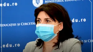 COMENTARIU Sorin Avram: Ana are mere şi Monica are mască 