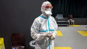 Un tânăr de 28 de ani a murit în Franţa din cauza Covid-19. Specialiştii spun că starea sa ar fi fost agravată de un antiinflamator